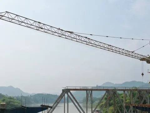 Hợp long cây cầu hơn 100 tỷ đồng bắc qua sông Chảy