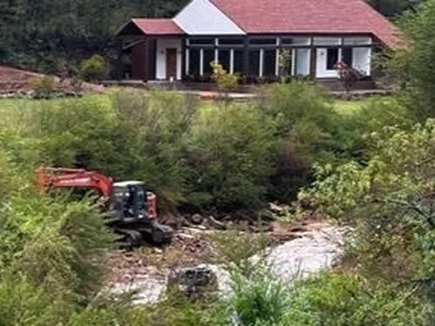 Xuyên đêm khắc phục hậu quả lũ quét, đưa thi thể 4 du khách về TP HCM