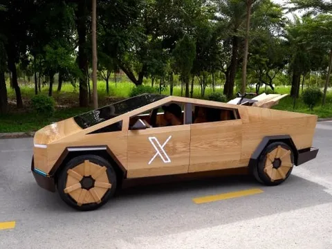 Chàng trai Việt chế tạo xe bán tải Tesla Cybertruck phiên bản gỗ đặc biệt