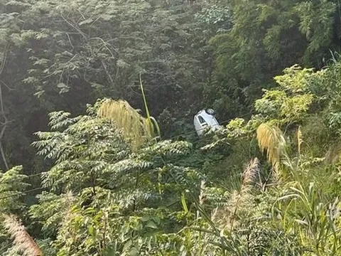 Xe ôtô rơi xuống vực sâu, 2 người bị thương nặng