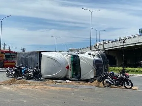 TP.HCM: Xe container lật giữa giao lộ đông đúc, ùn tắc khủng khiếp