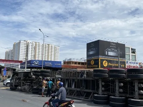 CLIP: Container ngã nhào xuống đường, kẹt xe kéo dài dưới trời nắng