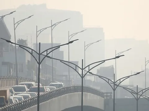 Hà Nội nắng chói chang nhưng vẫn mịt mù trong bụi mịn như sương