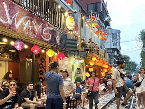 Khách 'thông chốt', cà phê đường tàu đông như chưa từng có lệnh cấm