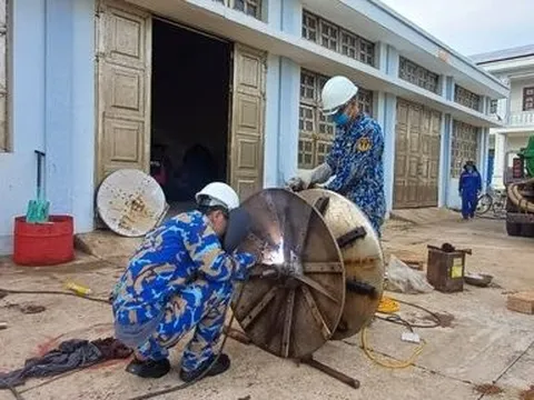 Hỗ trợ sửa chữa hệ thống tời lưới bị hỏng cho tàu cá tỉnh Khánh Hòa