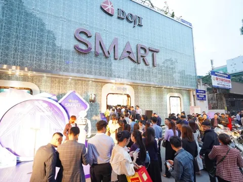 Đông nghẹt người chờ xếp hàng trải nghiệm dịch vụ trang sức bằng AI