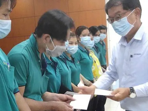 Một công ty thưởng Tết cho công nhân 150% lương cơ bản