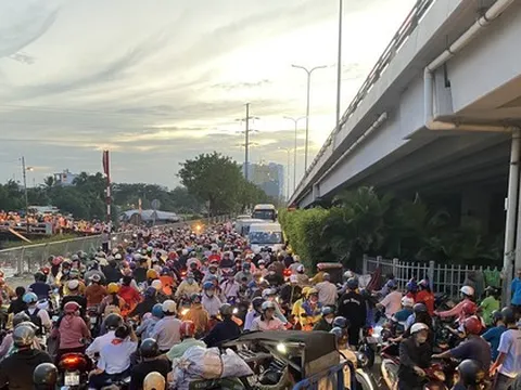 Triều cường đạt đỉnh, người dân TPHCM vật vã vượt nước ngập, kẹt xe về nhà