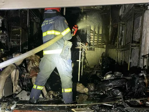 Hà Nội: Cửa hàng thời trang 4 tầng bốc cháy lúc rạng sáng, 5 người trong nhà thoát nạn