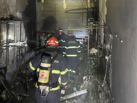 Hà Nội: Nhà 4 tầng bốc cháy, 5 người trèo qua ban công hàng xóm thoát hiểm