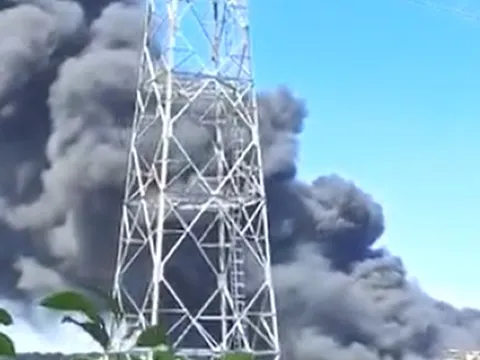 Biển lửa nhấn chìm công ty mút xốp, cột khói cao hàng chục mét