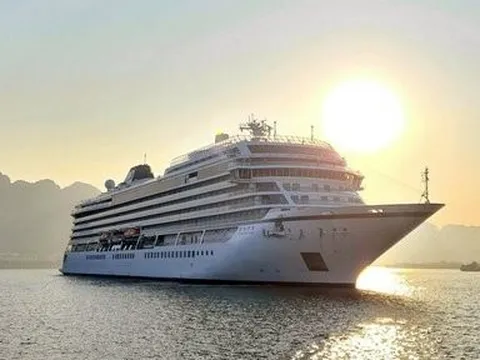 Quảng Ninh: Đón tàu biển chở 700 khách quốc tế đến vịnh Hạ Long