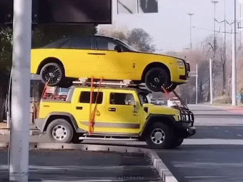 Dân chơi Nga bát phố kiểu "mẹ bồng con": Cho Rolls-Royce nằm lên nóc Hummer