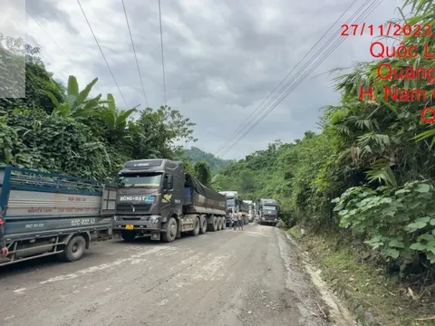 Đường tan nát, liên tục kẹt xe trên Quốc lộ 14D ở Quảng Nam