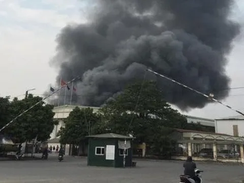 Cảnh sát cứu 4 người trong đám cháy ở Hà Nội