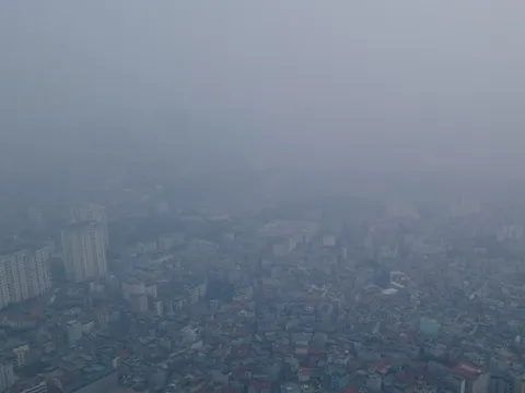 Trung tâm Hà Nội chìm trong sương mù dày đặc, chất lượng không khí nhiều nơi ở “mức đỏ”