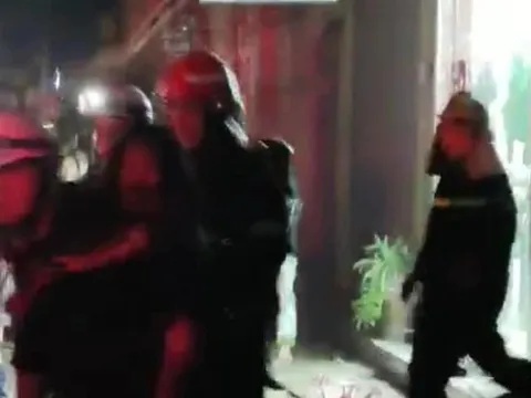 Cứu 2 người mắc kẹt trong vụ cháy tòa nhà 5 tầng