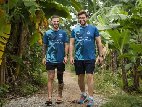 Hai thầy giáo "tây" đi dọc Việt Nam theo tuyến Đường mòn Hồ Chí Minh