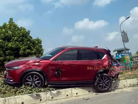 Ảnh TNGT: Mazda CX-5 bị xe tải húc tung lên dải phân cách