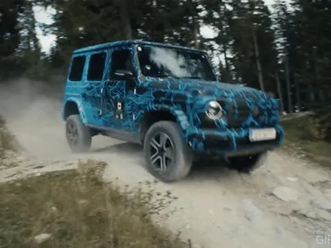 Đích thân CEO Mercedes mang 'G-Class điện' đi off-road để kiểm chứng chất lượng, thử công nghệ xoay tròn tại chỗ