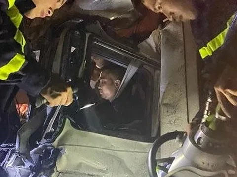 Nghệ An: Phá cửa cứu tài xế kẹt trong cabin xe tải biến dạng