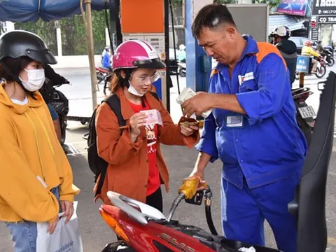 Giá xăng RON95 giảm 34 đồng mỗi lít