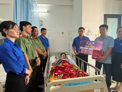 Trao Huy hiệu “Tuổi trẻ dũng cảm” cho đại úy gặp nạn khi bắt cát tặc