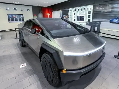 Tesla chính thức bàn giao bán tải điện Cybertruck sau nhiều năm trì hoãn: Chạy nhanh hơn siêu xe, giá khởi điểm đắt hơn công bố 50%