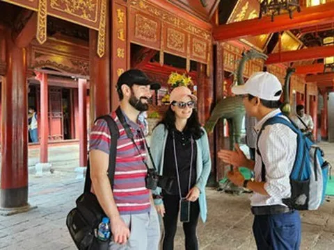 Du lịch "vạ lây" vì giá vé máy bay