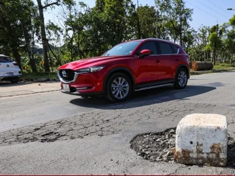 Ổ voi, ổ gà 'giăng bẫy' người dân trên tuyến đường 173 tỷ đồng ở Hà Tĩnh