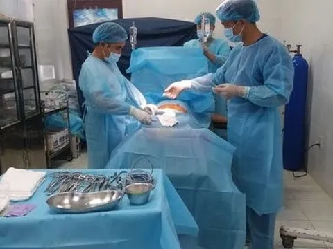 Bệnh xá đảo Song Tử Tây cấp cứu ngư dân bị viêm ruột thừa cấp