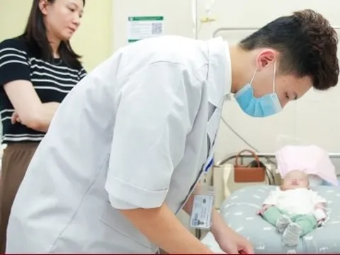 Bé sơ sinh bị muỗi đốt vào trán, 2 ngày sau phải nhập viện gấp