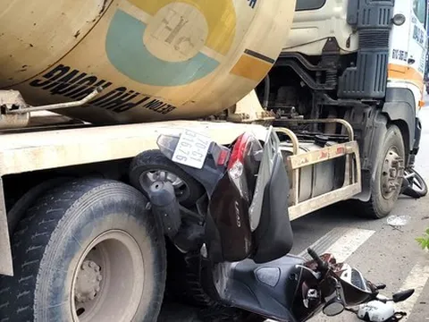 Kinh hoàng xe bồn lao vào nhiều xe máy đang chờ đèn đỏ