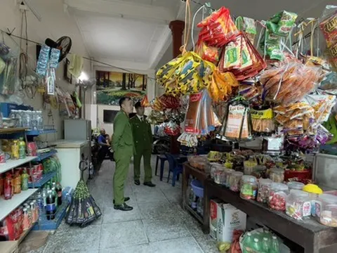 Thu giữ gần 5.000 sản phẩm bánh kẹo không rõ nguồn gốc quanh khu vực trường học