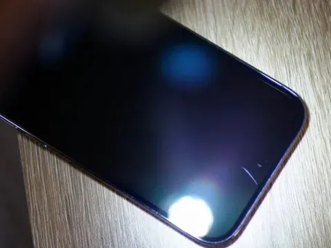 Sự thật về miếng dán màn hình: Đây là thử nghiệm iPhone 14 Pro "dùng trần" suốt 1 năm - Kết quả bất ngờ