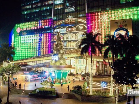 Trung tâm thương mại Hà Nội trang hoàng rực rỡ đón Giáng Sinh