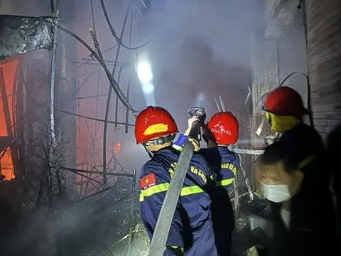 Cháy chợ Khe Tre (Thừa Thiên Huế): Tiểu thương bất lực nhìn 335 gian hàng bị thiêu rụi