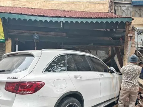 Xe Mecerdes đâm đổ tường ngôi nhà cổ trên phố Hàng Bạc