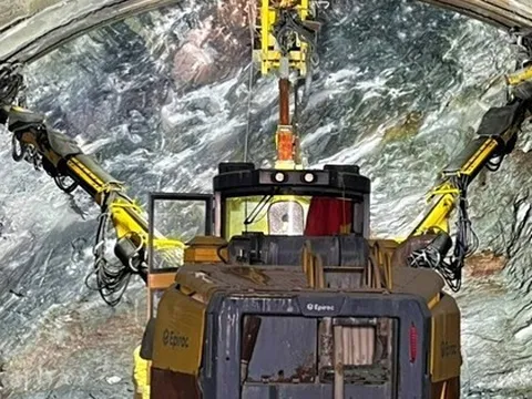 Cận cảnh robot đào hầm xuyên núi trên cao tốc qua Hà Tĩnh