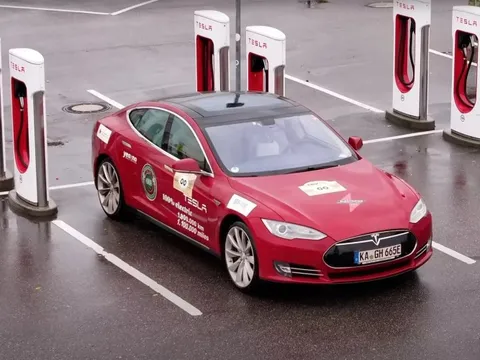 Xe điện bền hay không – đây là câu trả lời: Một chiếc Tesla sắp cán mốc ODO 2 triệu km, thay pin 4 lần, thay động cơ 13 lần