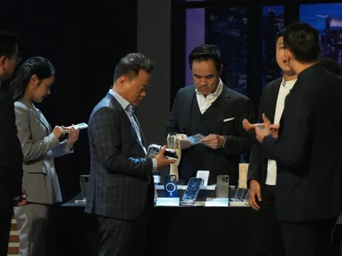 Sản xuất ốp lưng điện thoại "mỏng nhẹ nhất thế giới" với giá chỉ bằng 1/3 hàng Apple, startup Việt thu 45 tỷ đồng/năm: Tham vọng "top of mind" toàn cầu, 3 Shark chung deal