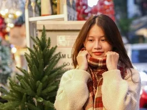 Không khí Noel tràn ngập trên phố Hàng Mã, Hà Nội