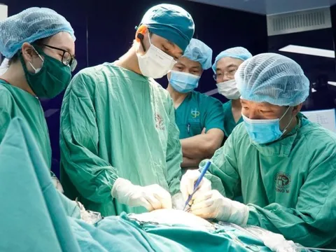 Gia đình Úc đưa con sang Việt Nam mổ, kỹ thuật khó chỉ 2 nước làm được