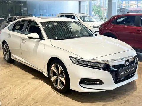 Honda Accord giảm kỷ lục 220 triệu: Liên tục tạo đáy mới để tìm khách, giá ngang Camry bản 'base'