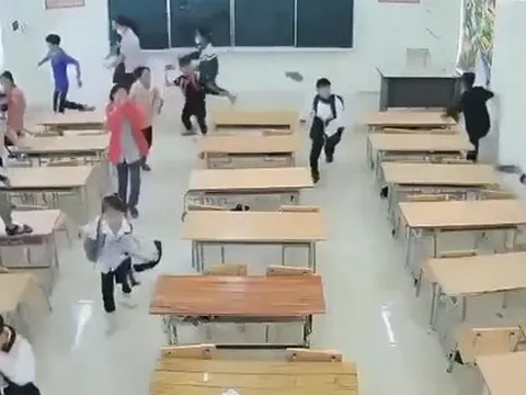 Vụ cô giáo bị nhiều học sinh nhốt, ném dép: Xuất hiện thêm clip cô giáo cầm giày đuổi cả lớp chạy tán loạn