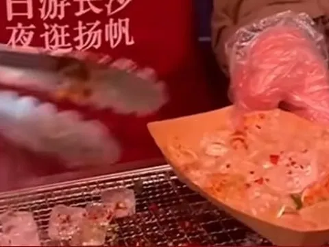 Món đá lạnh nướng trở thành món ăn đường phố 'hot' nhất Trung Quốc