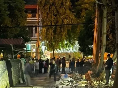 Tường rào trường tiểu học bất ngờ đổ sập, 4 người thương vong