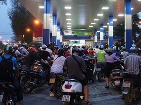 "Tắc đường" tại cây xăng vì hóa đơn điện tử?
