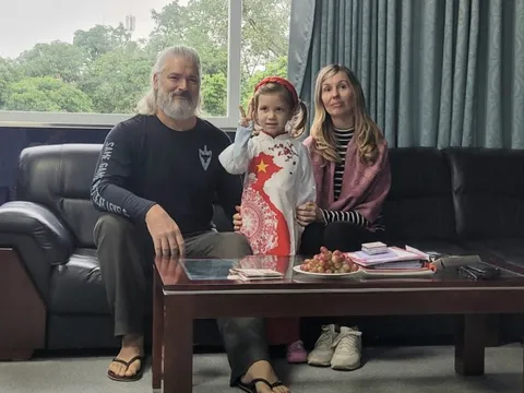 Cặp vợ chồng người Úc đưa con tới Việt Nam mổ, khâm phục trước chuyên môn của bác sĩ Việt