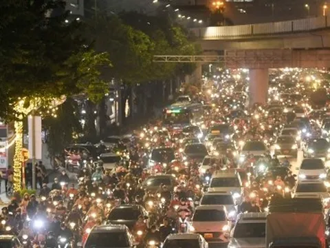 Điệp khúc cuối năm đào đường, vỉa hè khiến giao thông Hà Nội ùn tắc nghiêm trọng